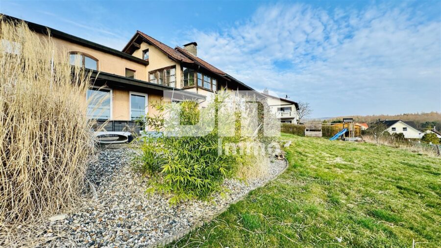 Teilsaniertes Ein - Zweifamilienhaus + Nutzflächen mit Anbau in Traumlage mit Panoramablick - Rückansicht Gartenansicht